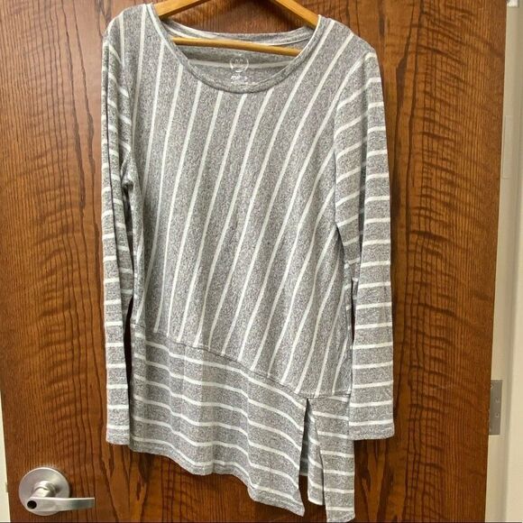MAURICES 24/7 asymmetrical grey‎ and white striped tunic top - Picture 1 of 5